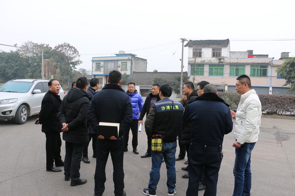 部門聯合現場辦公，開展道路安全隱患排查